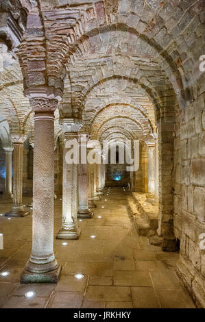 Torbogen in Abbazia di San Salvatore Kirche Krypta in Italien Stockfoto