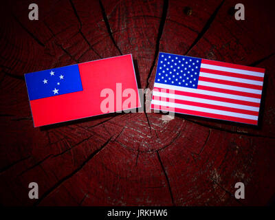 Samoa Flagge mit USA-Flagge auf einem Baumstumpf isoliert Stockfoto