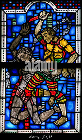 Glasmalereien in Wormser Dom in Worms, Deutschland, Darstellung der Ermordung Abels durch Kain Stockfoto