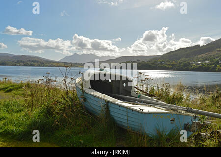 Boot am Ufer von Portree Strand, Isle of Skye, Schottland Stockfoto