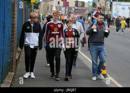 Fans kommen für die Vorsaison Freundschaftsspiel in Turf Moor, Burnley. Stockfoto