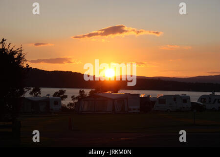 Sonnenuntergang Blick auf die Bucht von Ardmucknish North Ledaig Caravan und Reisemobil Club Campingplatz. In der Nähe von Oban. Argyll. Schottland. Stockfoto