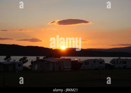 Sonnenuntergang Blick auf die Bucht von Ardmucknish North Ledaig Caravan und Reisemobil Club Campingplatz. In der Nähe von Oban. Argyll. Schottland. Stockfoto