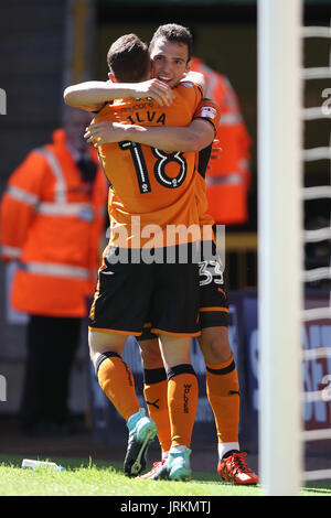 Wolverhampton Wanderers Leo Bonatini (rechts) feiert scoring seiner Seite das erste Tor des Spiels während der Himmel Bet Meisterschaftsspiel bei Molineux, Wolverhampton. Stockfoto