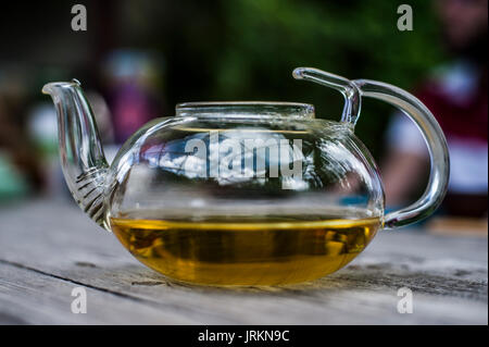 Traditionelle chinesische Teezeremonie - Chinesische Teekanne aus Glas Stockfoto