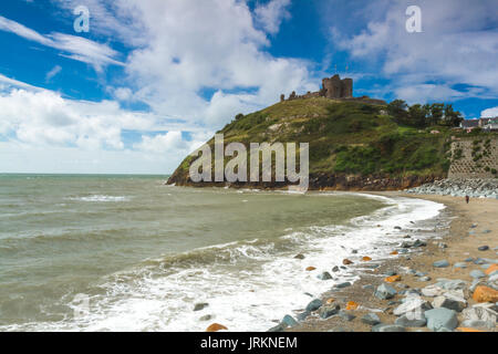 Der Strand am Schloss in Criccieth, North Wales, während einer Flut an einem hellen Sommertag Stockfoto
