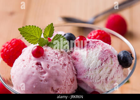 Mit Fruchtgeschmack Eis in Glasschale Stockfoto