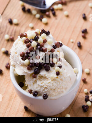 Cremige Vanille Eis mit Schokolade besprüht Stockfoto