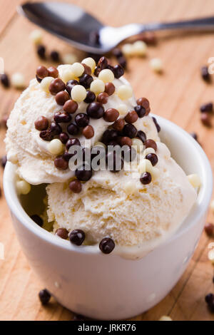 Cremige Vanille Eis mit Schokolade besprüht Stockfoto