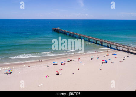 Florida, Deerfield Beach International Fishing Pier, Atlantischer Ozean, Sand, Luftaufnahme von oben, Sonnenanbeter, FL170728d11 Stockfoto