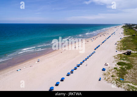 Delray Beach Florida, Atlantischer Ozean, Sand, blaue Sonnenschirme, Luftaufnahme von oben, Sonnenanbeter, FL170728d14 Stockfoto