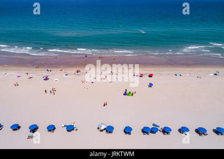 Delray Beach Florida, Atlantischer Ozean, Sand, blaue Sonnenschirme, Luftaufnahme von oben, Sonnenanbeter, FL170728d15 Stockfoto