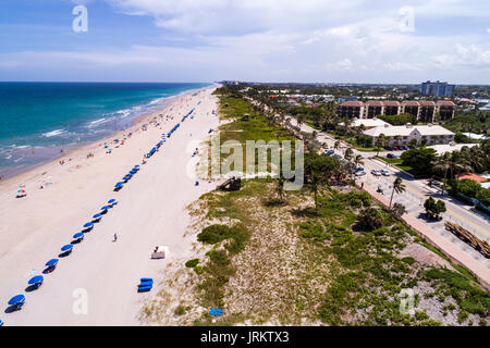 Delray Beach Florida, Atlantischer Ozean, Sand, blaue Sonnenschirme, Autobahn A1A, Luftaufnahme von oben, Sonnenanbeter, FL170728d16 Stockfoto