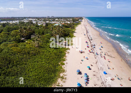 Florida, Boynton Beach, Oceanfront Park Beach, Atlantischer Ozean, Sand, Luftaufnahme von oben, Sonnenanbeter, FL170728d18 Stockfoto