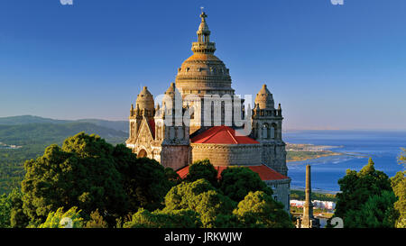 Einzigartig mit Blick auf die Basilica de Santa Luzia, grüne Berge und blaues Meer Stockfoto