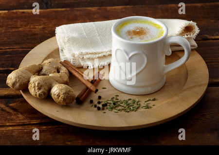 Gelbwurz und Kamille Milch Stockfoto