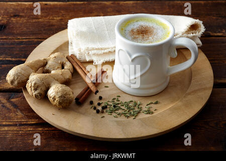 Gelbwurz und Kamille Milch Stockfoto