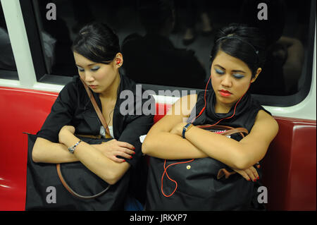 24.06.2013, Singapur, Republik Singapur, Asien - zwei junge Frauen schlafen auf der Fahrt mit der U-Bahn an der Singapur mrt. Stockfoto