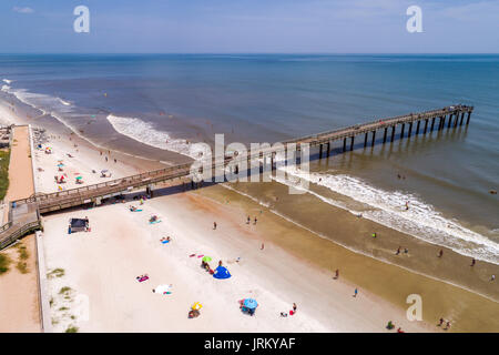 Florida, Saint St. Augustine Beach, St. Johns County Ocean Water Pier, Wasser im Atlantischen Ozean, Sand, Vogelperspektive oben, Sonnenanbeter, Besucher Stockfoto