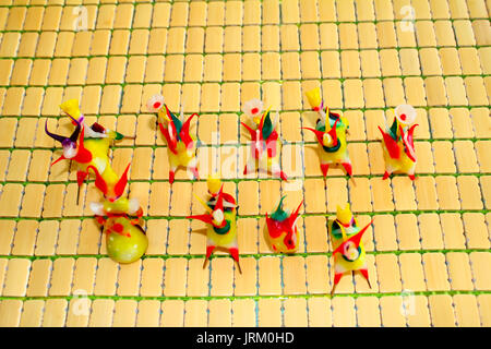 Tohe, die traditionelle Spielwaren in Vietnam durch farbige Reis Pulver Stockfoto