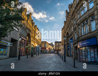 Schönen Sommer Abend kurz vor Sonnenuntergang in Halifax, West Yorkshire GROSSBRITANNIEN Stockfoto