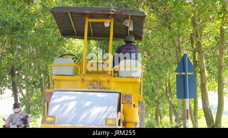 HAI DUONG, VIETNAM, Juli, 30: Worker control Dampfwalze in der Straße am Juli 30, 2014 in Hai Duong, Vietnam arbeiten. Stockfoto