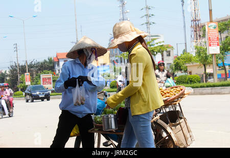 HAI DUONG, VIETNAM, AUGUST, 20.: Frau kaufen Obst am August 20, 2014 in Hai Duong, Vietnam. Stockfoto