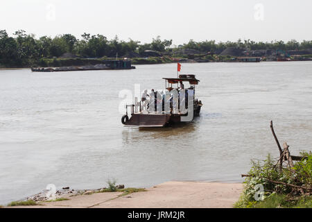 HAI DUONG, VIETNAM, Juli 30: Fähre über den Fluß am Juli 30, 2014 in Hai Duong, Vietnam. Stockfoto