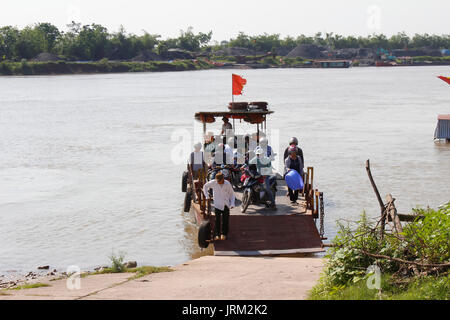 HAI DUONG, VIETNAM, Juli 30: Fähre über den Fluß am Juli 30, 2014 in Hai Duong, Vietnam. Stockfoto