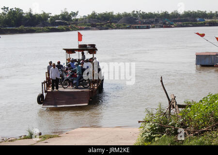 HAI DUONG, VIETNAM, Juli 30: Fähre über den Fluß am Juli 30, 2014 in Hai Duong, Vietnam. Stockfoto