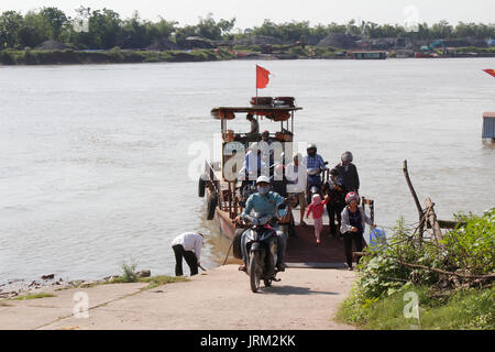 HAI DUONG, VIETNAM, Juli 30: Fähre über den Fluß am Juli 30, 2014 in Hai Duong, Vietnam. Stockfoto