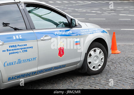 St. Petersburg, Russland - 28. Juli 2017: Russische Verkehrspolizei Auto mit Sankt-petersburg Stadt Wappen der arm an der Tür Stockfoto