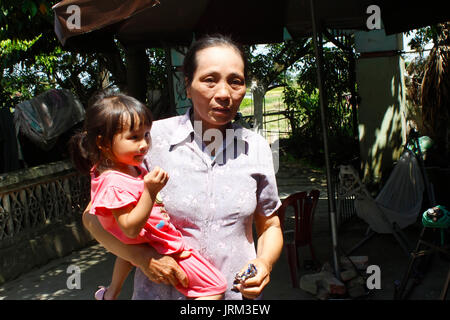 HAI DUONG, VIETNAM, AUGUST, 20.: alte Frau spielt mit Enkelin am August 20, 2014 in Hai Duong, Vietnam. Stockfoto