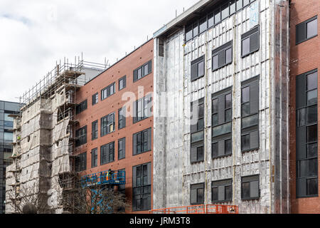 Verkleidungen, die auf Gebäuden, Cardiff, Wales, UK installiert Stockfoto