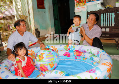 HAI DUONG, VIETNAM, AUGUST, 20.: Großeltern mit Enkelkindern am August 20, 2014 in Hai Duong, Vietnam. Stockfoto