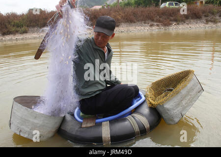 HAI DUONG, VIETNAM, Juli, 30:Fischer mit Boot und Angeln auf einem kleinen Fluss an Juli 30, 2014 in Hai Duong, Vietnam. Stockfoto