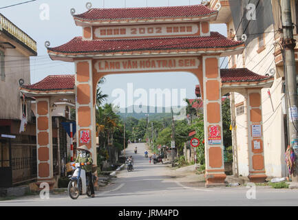 HAI DUONG, VIETNAM, Juli 30: Tor in vietnamesischen Dorf am Juli 30, 2014 in Hai Duong, Vietnam. Dies ist besondere Merkmale der ländlichen Vietna Stockfoto