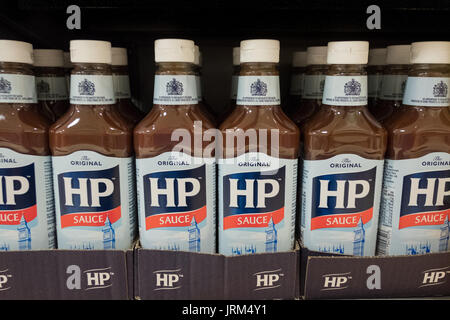 HP Brown Sauce auf einem Regal für den Verkauf in einem Supermarkt Stockfoto