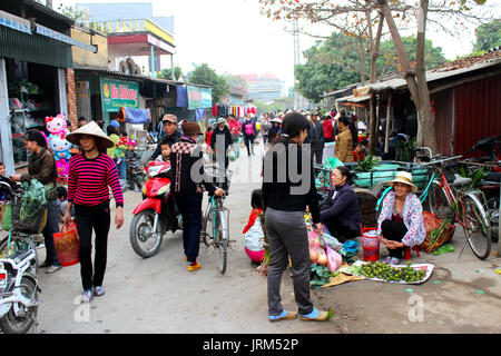 HAI DUONG, VIETNAM, APRIL, 10.: Asiatische Frauen verkaufen Obst auf dem Markt am April 10 in Hai Duong, Vietnam. Stockfoto