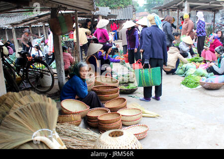 HAI DUONG, VIETNAM, APRIL, 10.: asiatische Frau verkaufen bambus Korb am Markt am April 10 in Hai Duong, Vietnam. Stockfoto