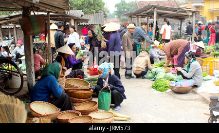 HAI DUONG, VIETNAM, APRIL, 10.: asiatische Frau verkaufen bambus Korb am Markt am April 10 in Hai Duong, Vietnam. Stockfoto