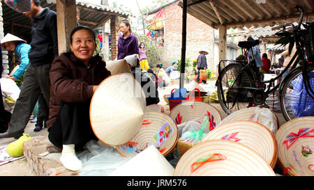 HAI DUONG, VIETNAM, APRIL, 10.: asiatische Frau verkaufen Hüte in den Markt im April 10 in Hai Duong, Vietnam. Stockfoto