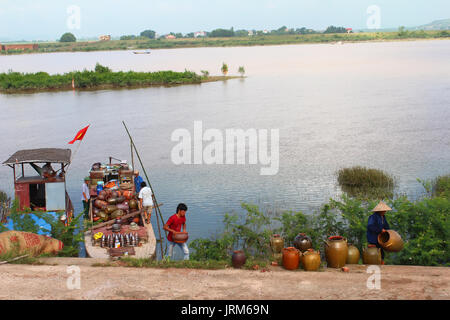 HAI DUONG, VIETNAM, SEPTEMBER, 3: Menschen bei der keramikmarkt am September 3, 2014 in Hai Duong, Vietnam. Stockfoto