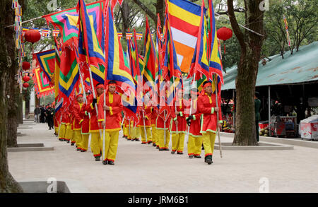 HAI DUONG, VIETNAM, Februar, 15.: Gruppe von asiatischen Menschen teil Folk festivals am Februar 15, 2014 in Hai Duong, Vietnam. Stockfoto