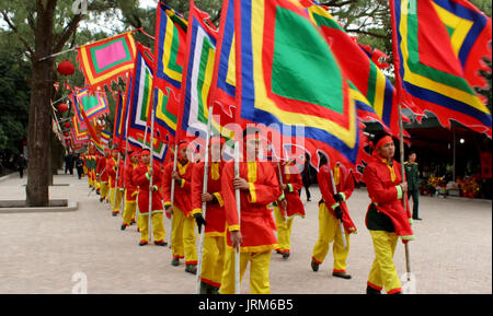 HAI DUONG, VIETNAM, Februar, 15.: Gruppe von asiatischen Menschen teil Folk festivals am Februar 15, 2014 in Hai Duong, Vietnam Stockfoto