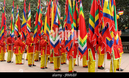 HAI DUONG, VIETNAM, Februar, 15.: Gruppe von asiatischen Menschen teil Folk festivals am Februar 15, 2014 in Hai Duong, Vietnam. Stockfoto