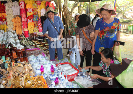 HAI DUONG, VIETNAM, SEPTEMBER, 6: Leute verkaufen gut auf September 6, 2014 in Hai Duong, Vietnam Stockfoto