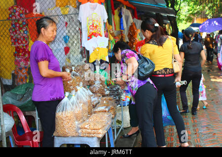 HAI DUONG, VIETNAM, SEPTEMBER, 6: Leute verkaufen gut auf September 6, 2014 in Hai Duong, Vietnam Stockfoto