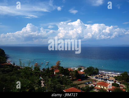 Der Strand des Dorfes Athitos in Kassandra, Chalkidiki, Griechenland Stockfoto