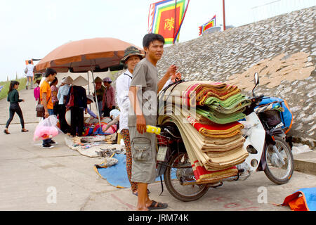 HAI DUONG, VIETNAM, SEPTEMBER, 8: Menschen verkaufen Messer, Sicheln am Markt am September 8, 2014 in Hai Duong, Vietnam Stockfoto